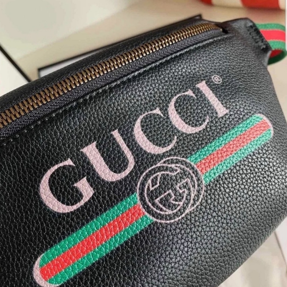 GUCCI Fanny Pack. Authentic w/receipt & cards..